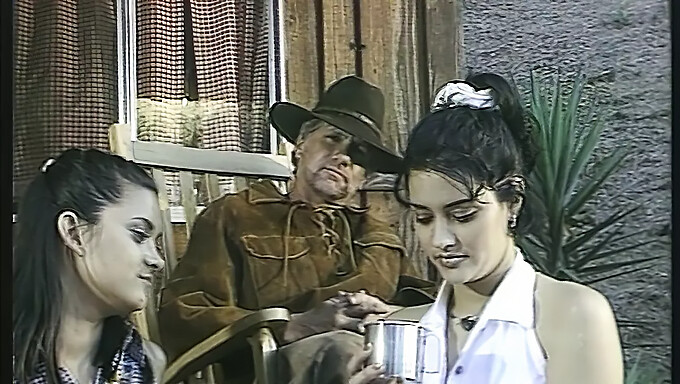 Video Vintage Di Una Giovane Tettona Che Si Fa Penetrare Da Due Cowboy