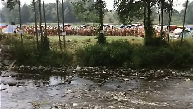 Une Érotique Vintage Rencontre Un Champ De Foin Imbibé De Soleil Dans Une Vidéo Classique