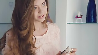 La Superbe Adolescente Européenne Kay J Dans Une Vitrine De Beauté Softcore