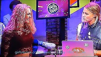 Prepárate Para Un Show En Vivo Caliente Con Una Belleza Adolescente En La Televisión