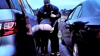 Humiliation Publique: Les Filles Aux Gros Fesses Se Font Pantalonner En Plein Air