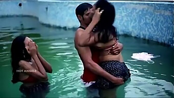 Isteri India Menikmati Threesome Di Tepi Kolam Renang Dengan Suami Dan Kawan