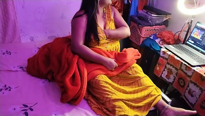 Desi Bhabhi Kiihottunut Cam Show Ja Paljastaa Hänen Nännit