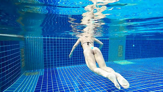 Adolescente Prend Son Pied Dans Une Piscine Publique