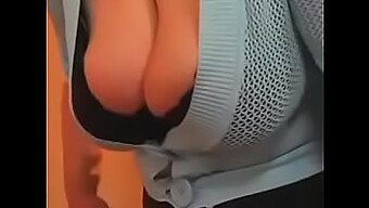 Nena De Grandes Tetas Naturales En Un Espectáculo En Solitario Caliente