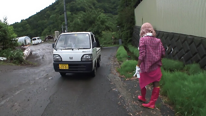 Nanami Takase Geeft Haar Baan Op Om Haar Geschoren Kutje Te Laten Neuken Door Willekeurige Jongens