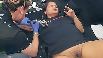 Fru Byter Sex Mot Tatuering Med Tatuerare. Tysk Amatör-Reality-Video Med Stor Rumpa Och Latina