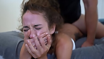 Petite Adolescente Se Fait Dominer Par Une Grosse Bite Dans Une Session De Sexe Brutal