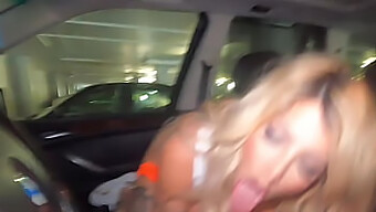 Latina Serveerster Geeft Een Blowjob In Een Auto Voor Een Royale Fooi