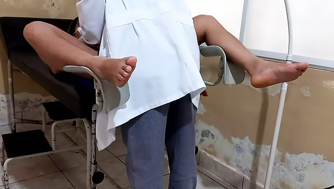 Vídeo Amador De Um Médico Descobrindo Uma Vagina Grande Durante Um Exame De Rotina Em Seu Paciente