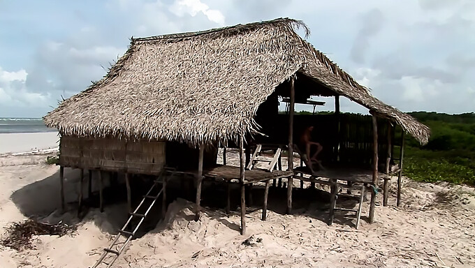 Dua Pasangan Yang Terpesong Terlibat Dalam Seks Yang Tidak Terkendali Di Sebuah Vila Pantai Yang Desa