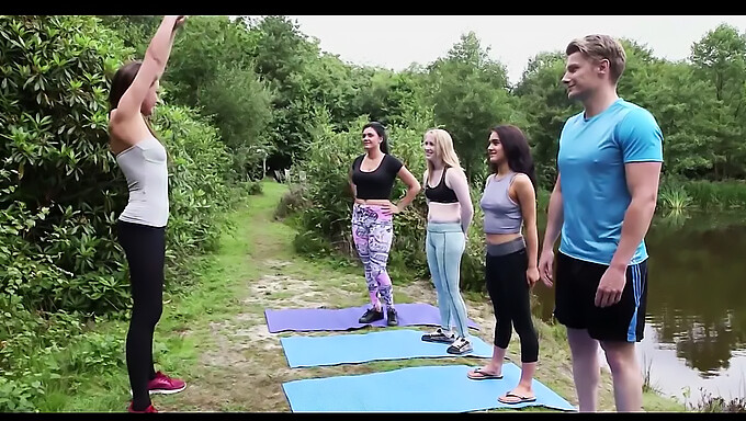 Britisk Fyr Får Erektion Under Udendørs Yogasession