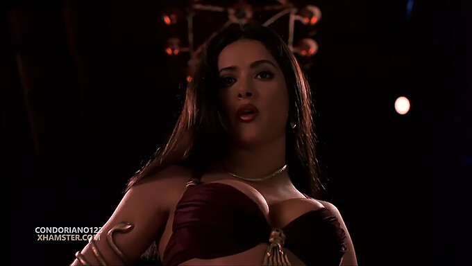 Adegan Sensual Salma Hayek Yang Memikat Dalam Lingerie