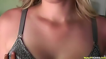 Pov-Video Von Einer Blonden Teenagerin, Die Auf Der Straße Einen Blowjob Gibt