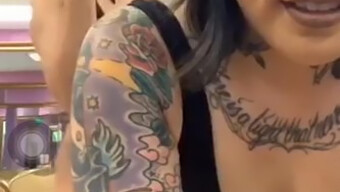 La Bellezza Asiatica Tatuata Mostra Le Sue Mosse Su Periscope